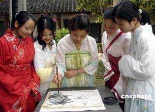 武汉:高校“淑女班”里的争议_时政频道_新华网 - 真爱了无痕 - 真爱了无痕