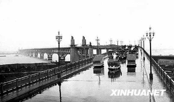 共和国档案——1968年:扬子江上架钢虹