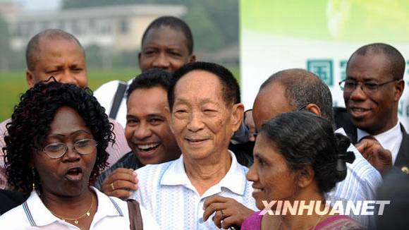 新中国足迹:籼型杂交水稻培育成功 袁隆平获世界粮食奖