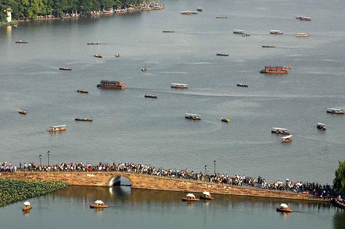这是2010年10月4日拍摄的杭州西湖风景区内的断桥景观。新华社记者 鞠焕宗 摄 杭州西湖文化景观正式被列入《世界遗产名录》
