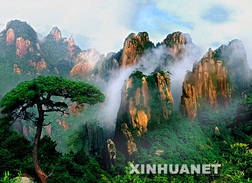 这是三清山的景色(资料照片)。新华社发(游云谷摄) 江西三清山风景名胜区被正式列入《世界遗产名录》