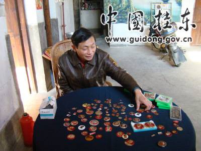 郭垂乾老人和他的伟人情结——珍藏百玫毛泽东像章 郭垂乾老人和他的伟人情结——珍藏百玫毛泽东像章