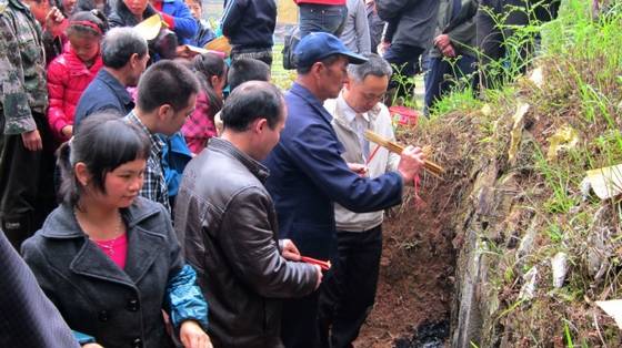 郭名德作品选之清明节桂东人挂纸的习俗 郭名德作品选之清明节桂东人挂纸的习俗