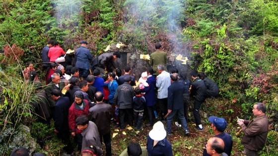 郭名德作品选之清明节桂东人挂纸的习俗 郭名德作品选之清明节桂东人挂纸的习俗