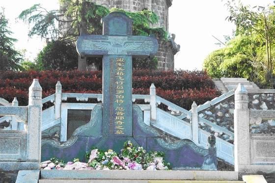 美籍飞行员罗伯特8226;厄普邱奇纪念碑 - xxx - xfajz006 的博客 美籍飞行员罗伯特8226;厄普邱奇纪念碑 - xxx - xfajz006 的博客