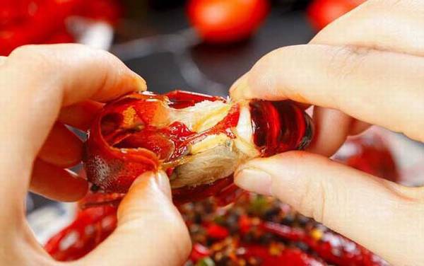 小龙虾的心脏在哪里?