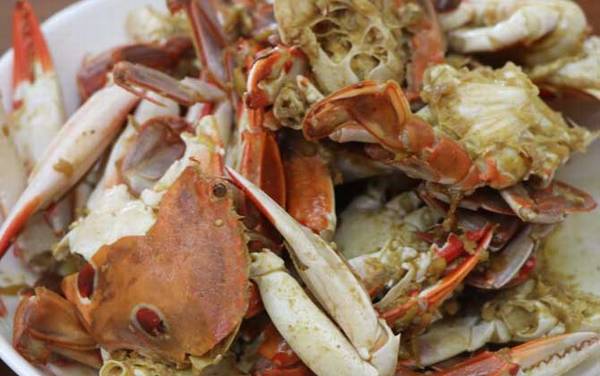 第一个吃螃蟹的人是什么意思?