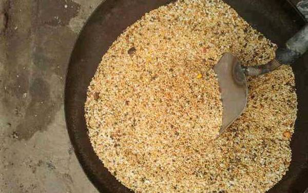 钓鱼酒米窝料的自制方法