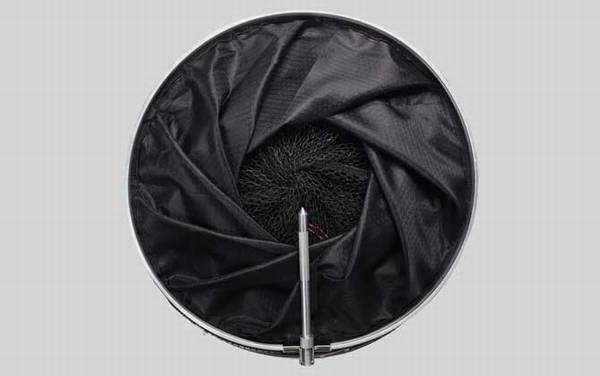 鱼护怎么固定在河边?