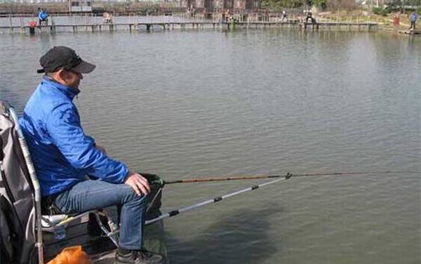 冬季钓鱼钓多深水好?