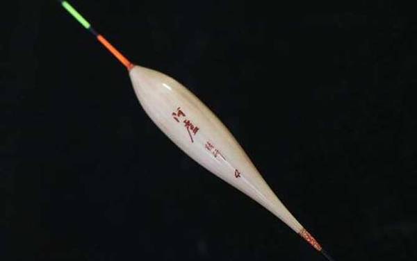 立式浮漂怎么绑在鱼线上?不用绑,主线上有安装浮漂的漂座!