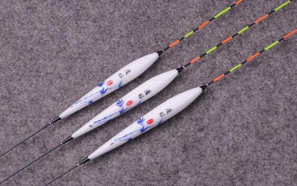 钓鱼浮标有什么用?不但是钓鱼人的眼睛,还能调整钩饵所在水层!