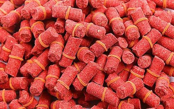 红虫颗粒饵料怎么挂钩?非常简单,直接挂在皮筋上即可作钓!