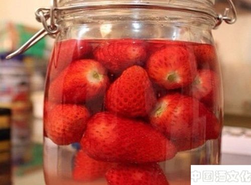 草莓酒家庭自酿方法,草莓酒的功效_调制酿造_