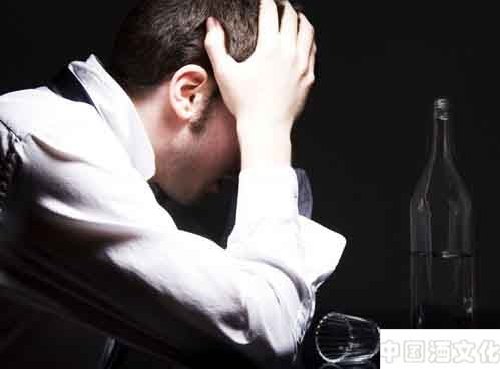 白酒和啤酒混喝真正的危害,患肝癌是谣言?_品酒养生_