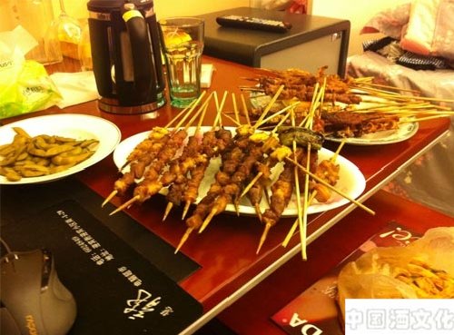 夏季吃烧烤不能搭配啤酒?吃烧烤搭配哪些食物健康?_品酒养生_酒