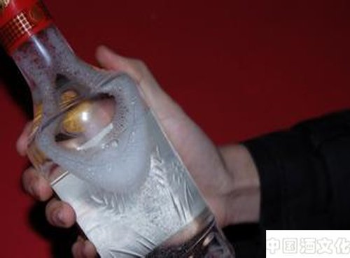 老酒收藏时如何通过酒花判断一瓶酒的品质和真假?_品酒养生