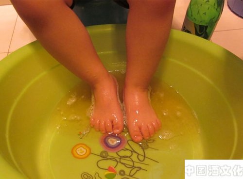 冬季使用啤酒泡脚好处多多!_品酒养生