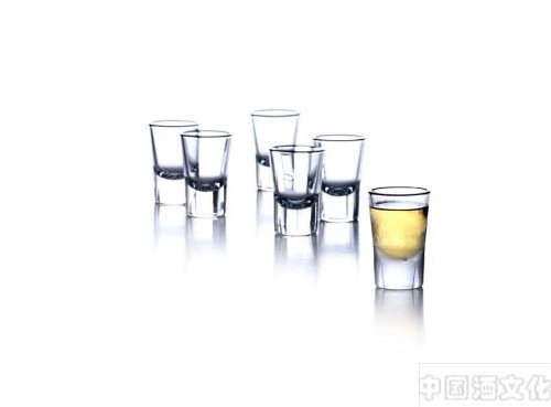 酒文化:喝陈年老酒,该配什么样的杯子_酒史文化_