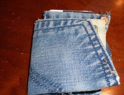 上层贫民的钱夹总是鼓鼓囊囊的