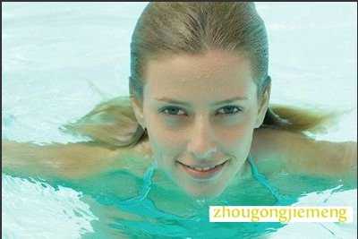 梦见自己游泳