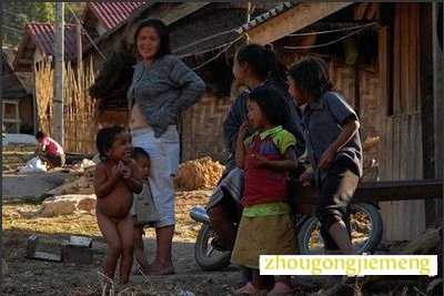 梦见没穿衣服在街上跑