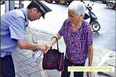 梦见被别人用水冲