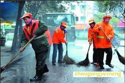 梦见用水冲洗路面