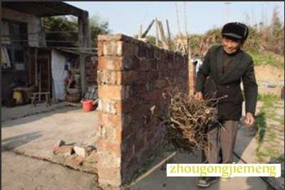 梦见背着木柴进屋