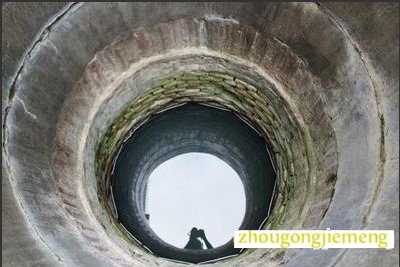 梦见向水井中丟石头