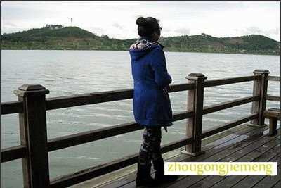 梦见向平静的水面眺望