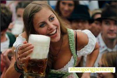 梦见痛饮 大口喝酒