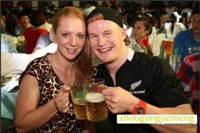 梦见与朋友一起又吃又喝