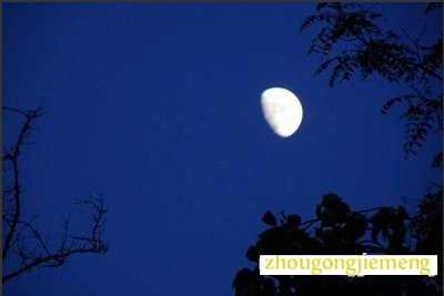梦见弧型月亮高挂天空