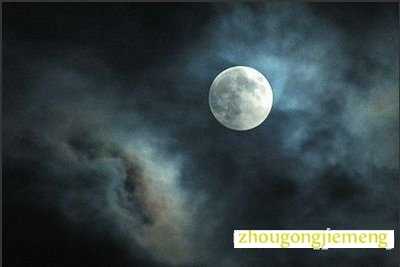 梦见满月在半空中大放光彩