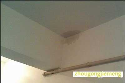 梦见房顶有洞漏水